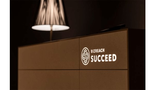 ビズリーチのエントランス事例